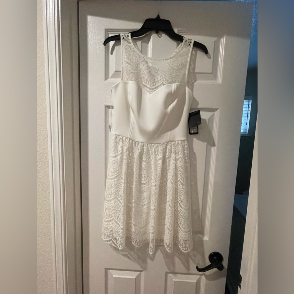 Guess ivory lace dress with sweetheart chest and lace size 4 NWT